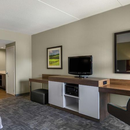 Hampton Inn Bedford Exterior photo